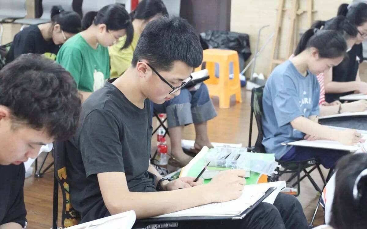 重慶美術(shù)培訓(xùn)：2021藝考生集訓(xùn)期間常見的心理問題，該如何調(diào)節(jié)？