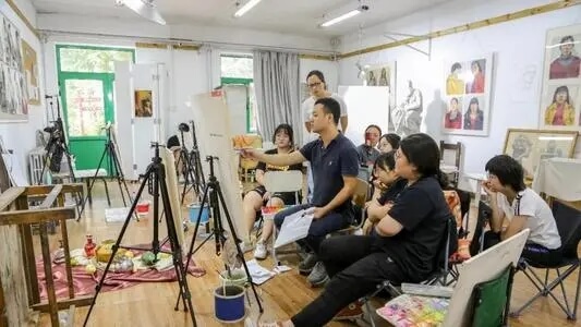 美術(shù)集訓(xùn)在本地找畫室好，還是到外地找畫室好？