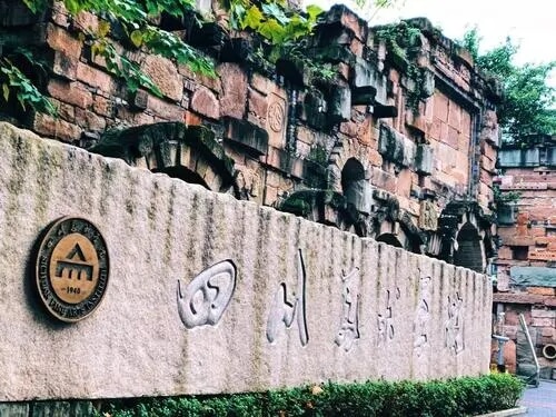 綜合類大學(xué)和藝術(shù)類大學(xué)選那個(gè)更好些？