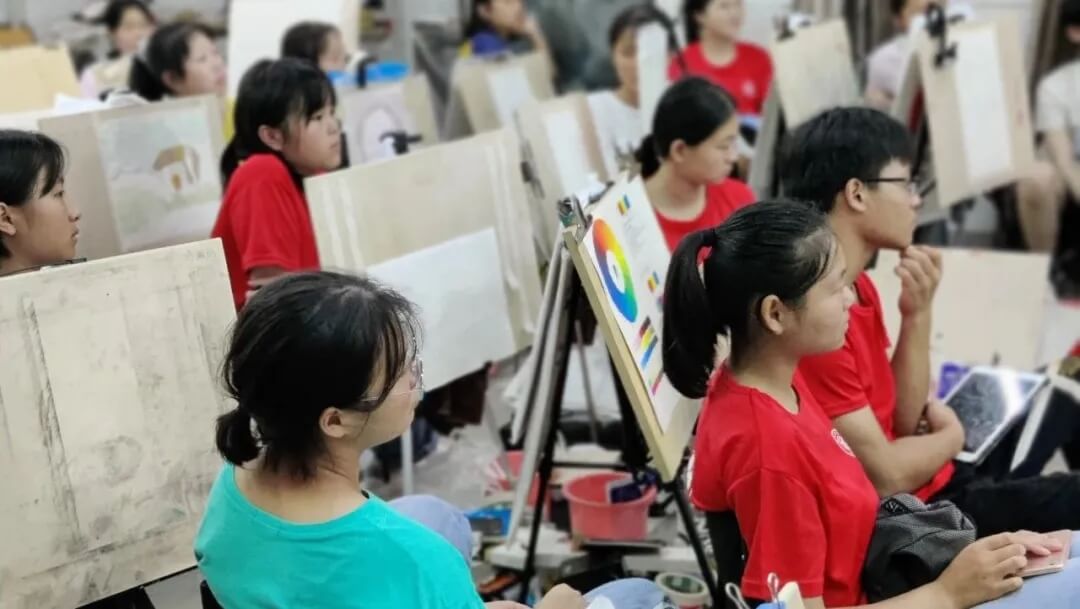 重慶美術(shù)集訓(xùn)畫室為你分析：藝術(shù)生為什么要參加?？?？