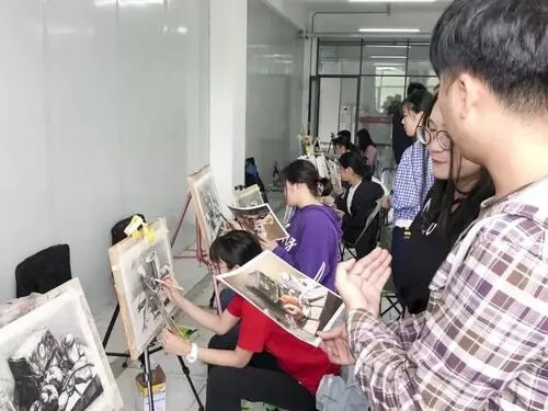 美術(shù)集訓(xùn)在本地找畫室好，還是到外地找畫室好？